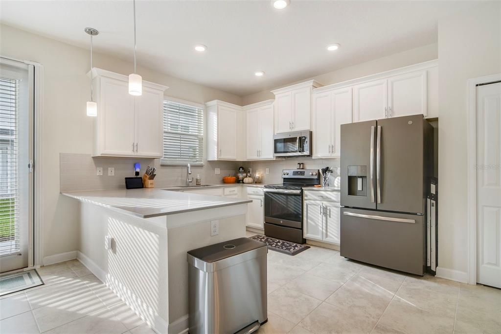 Activo con contrato: $369,500 (3 camas, 2 baños, 2016 Pies cuadrados)