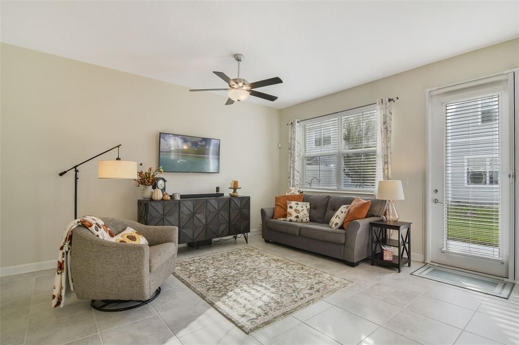 Activo con contrato: $369,500 (3 camas, 2 baños, 2016 Pies cuadrados)