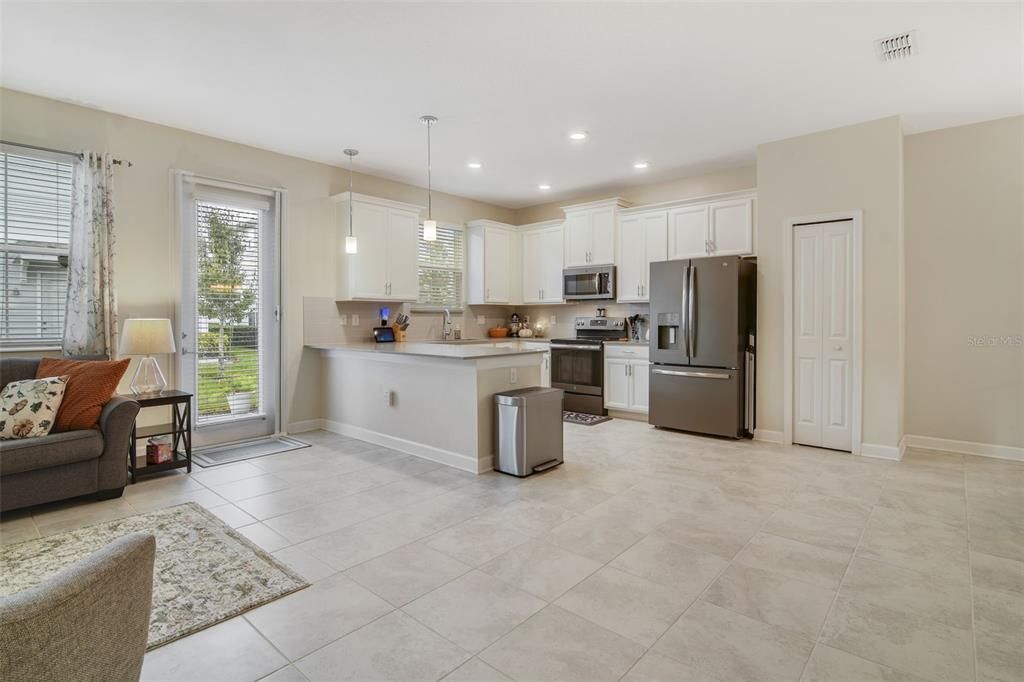 Activo con contrato: $369,500 (3 camas, 2 baños, 2016 Pies cuadrados)