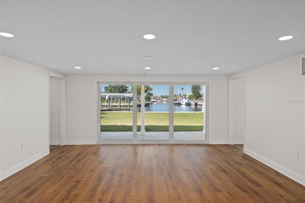 En Venta: $499,000 (4 camas, 3 baños, 1553 Pies cuadrados)