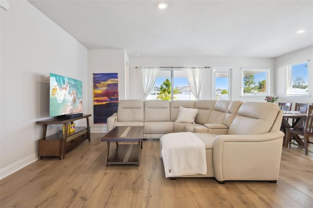 Activo con contrato: $625,000 (3 camas, 2 baños, 2160 Pies cuadrados)