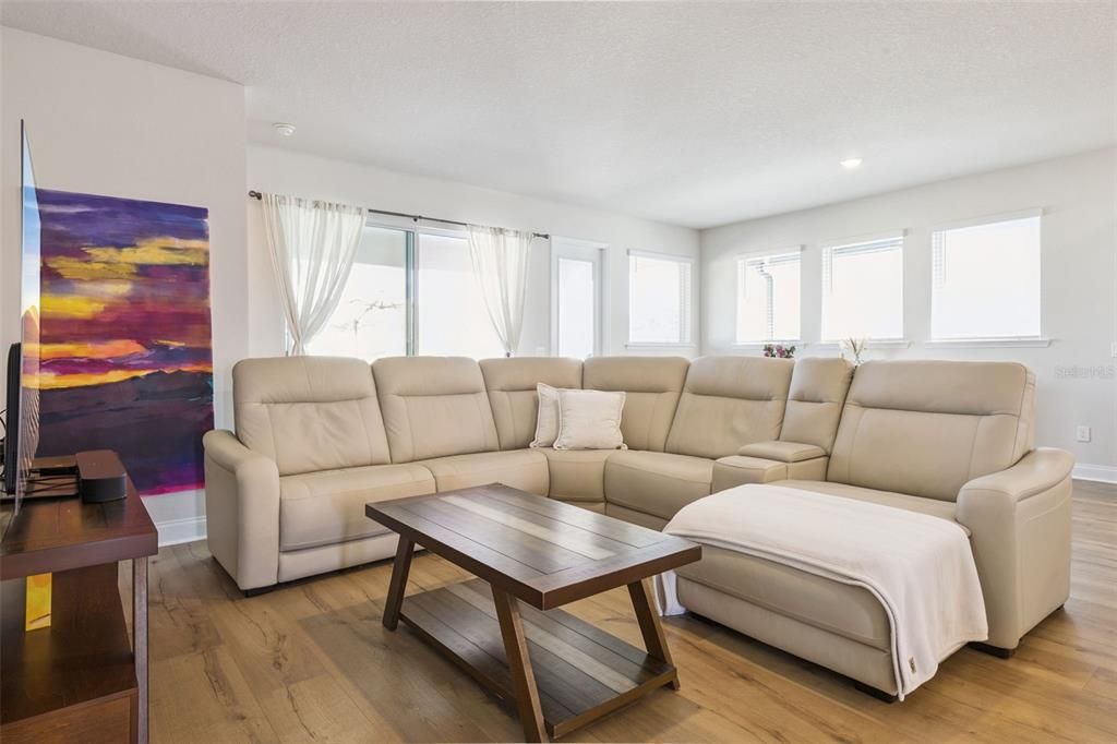 Activo con contrato: $625,000 (3 camas, 2 baños, 2160 Pies cuadrados)