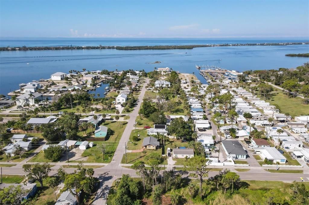 For Sale: $275,000 (2 beds, 1 baths, 829 Square Feet)