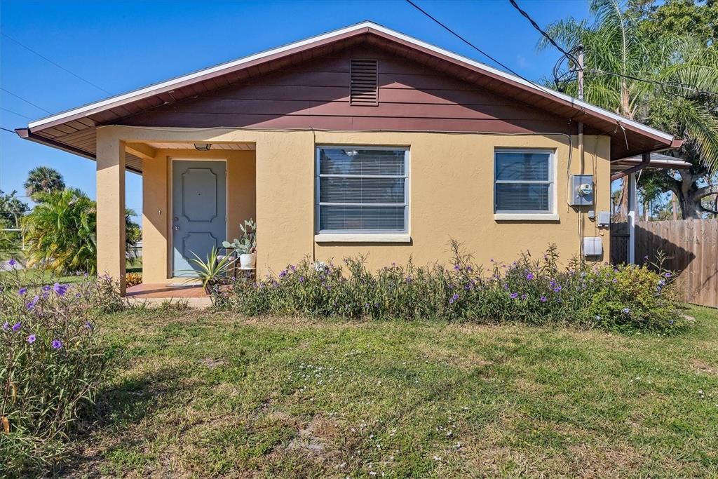 For Sale: $275,000 (2 beds, 1 baths, 829 Square Feet)