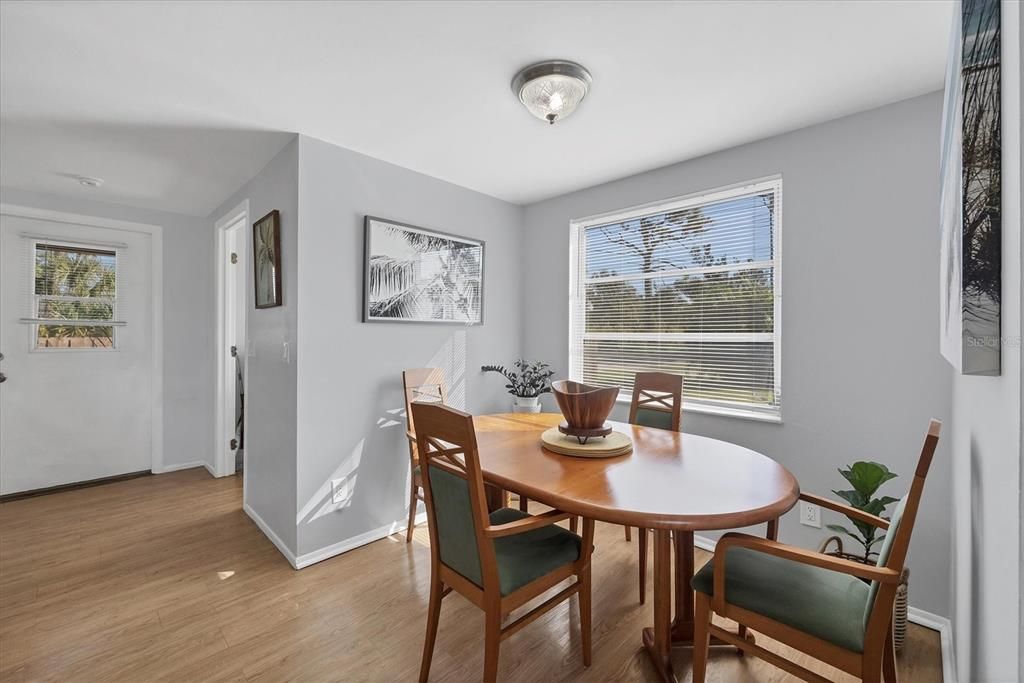 For Sale: $275,000 (2 beds, 1 baths, 829 Square Feet)