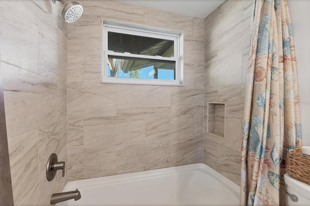 For Sale: $275,000 (2 beds, 1 baths, 829 Square Feet)