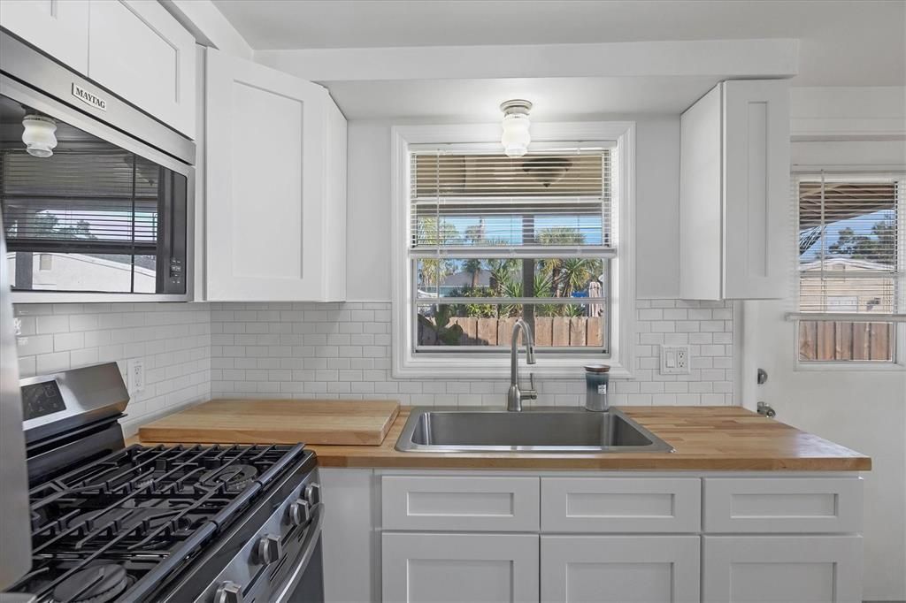 For Sale: $275,000 (2 beds, 1 baths, 829 Square Feet)