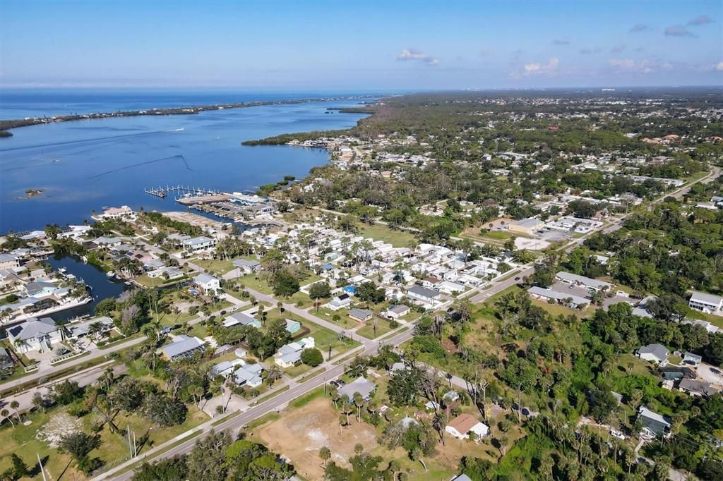 For Sale: $275,000 (2 beds, 1 baths, 829 Square Feet)