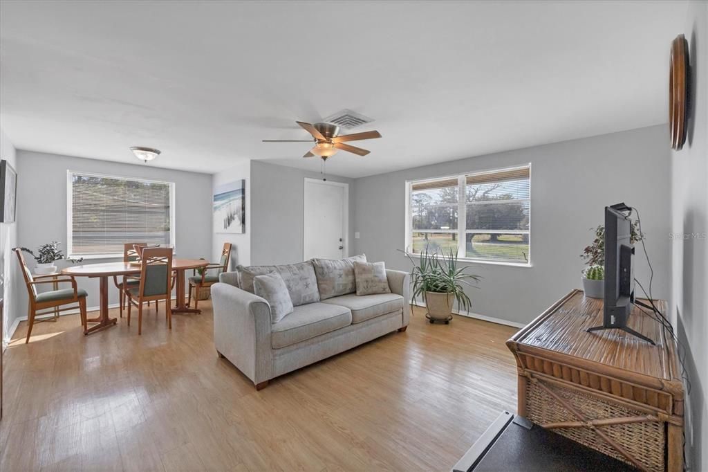 For Sale: $275,000 (2 beds, 1 baths, 829 Square Feet)