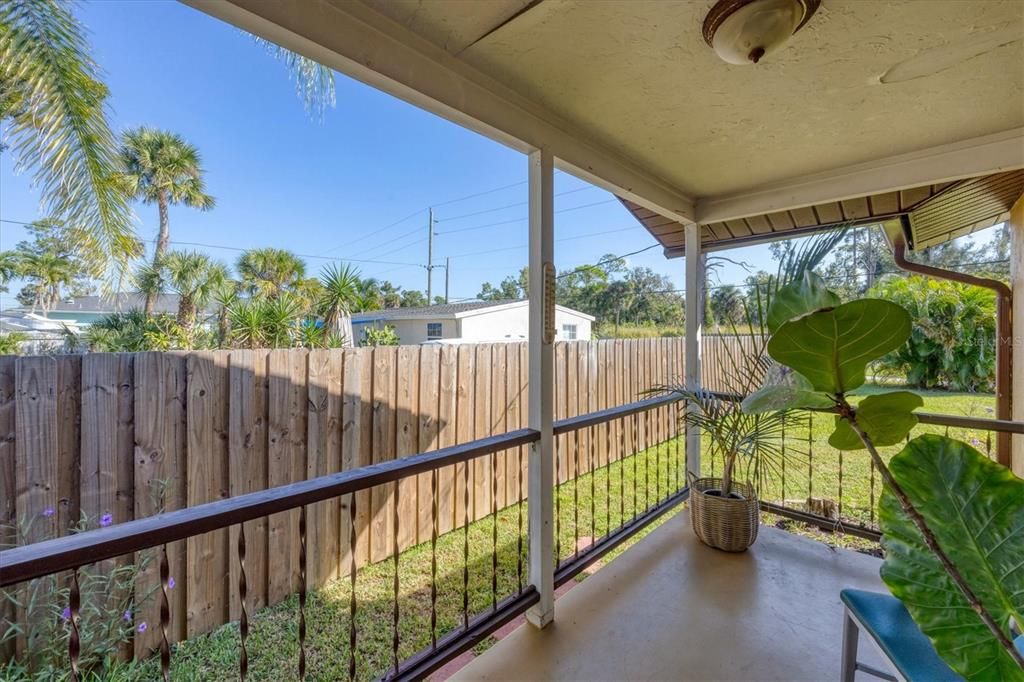 For Sale: $275,000 (2 beds, 1 baths, 829 Square Feet)