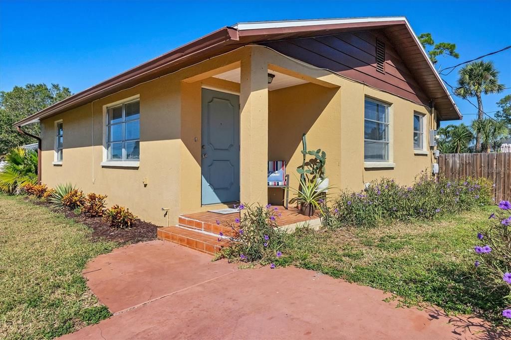 For Sale: $275,000 (2 beds, 1 baths, 829 Square Feet)