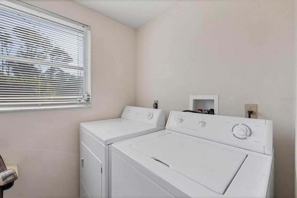 For Sale: $275,000 (2 beds, 1 baths, 829 Square Feet)