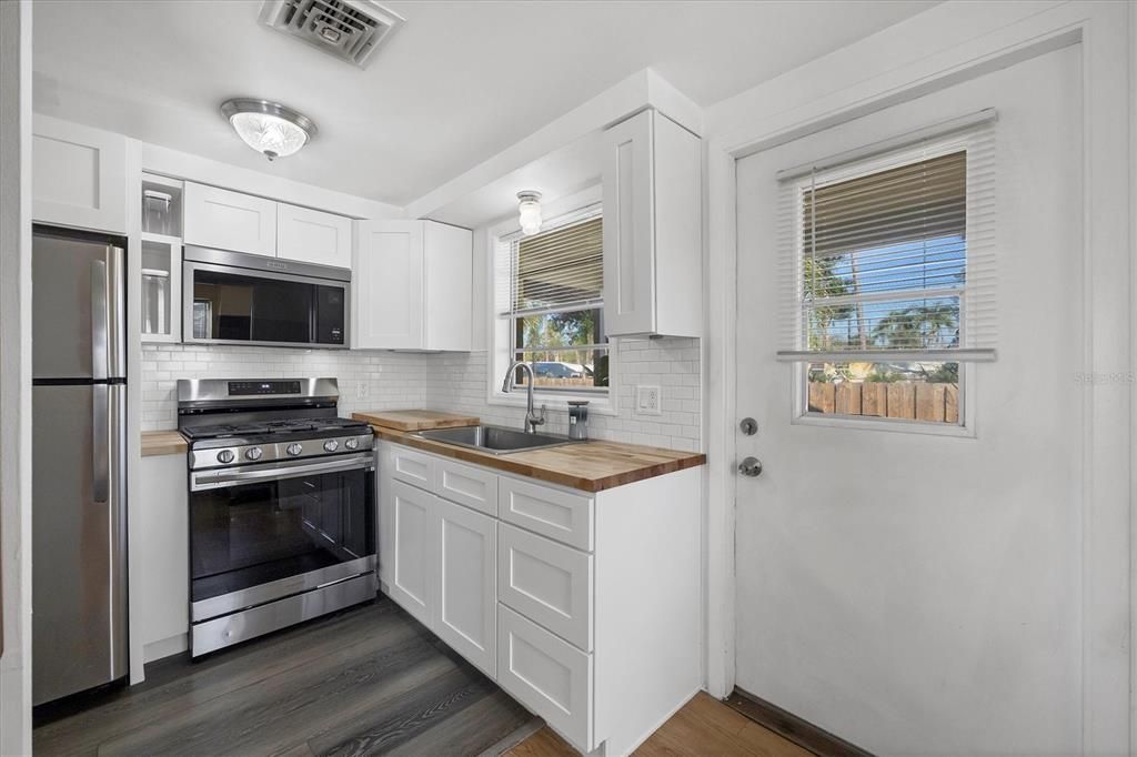 For Sale: $275,000 (2 beds, 1 baths, 829 Square Feet)