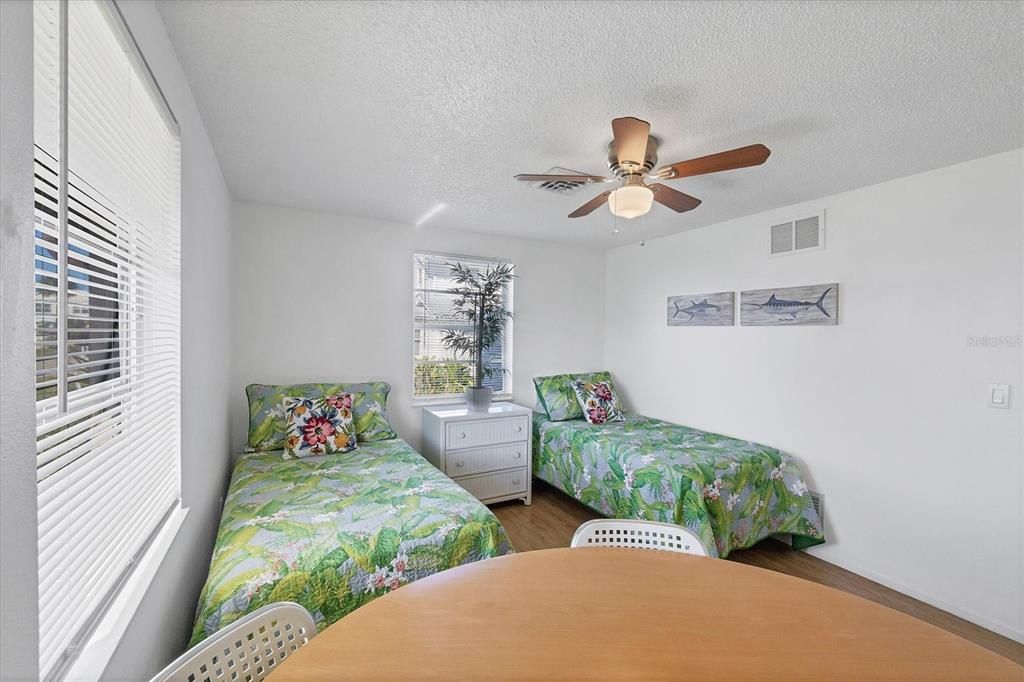 For Sale: $275,000 (2 beds, 1 baths, 829 Square Feet)