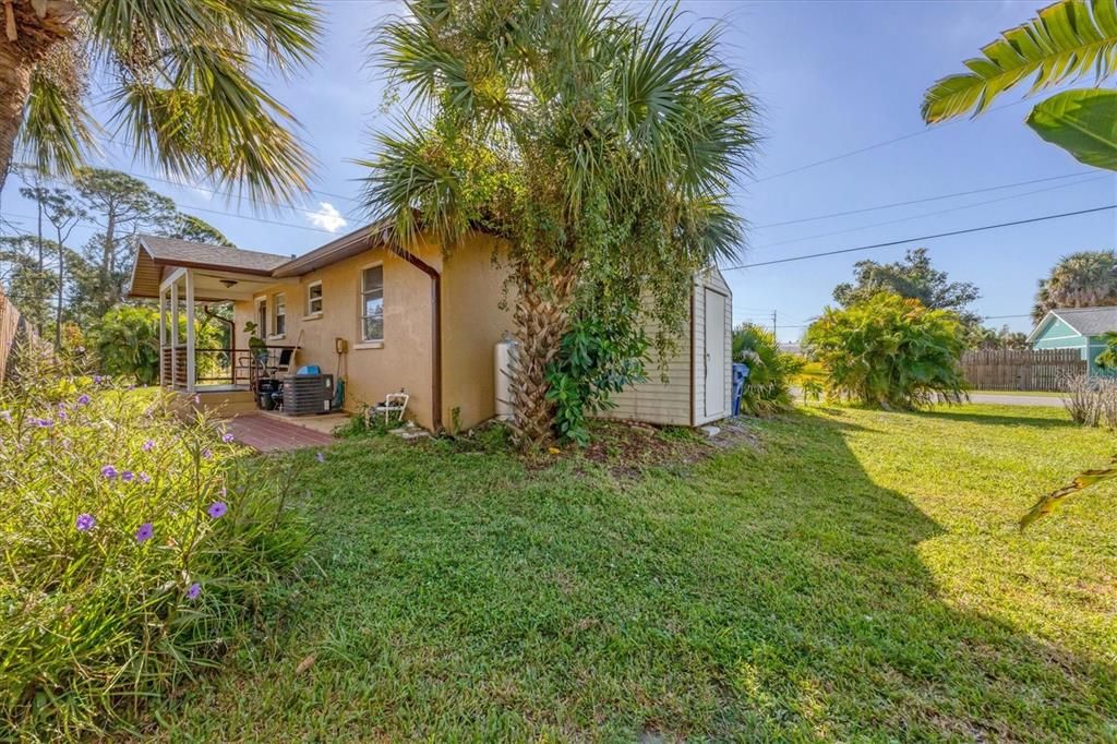 For Sale: $275,000 (2 beds, 1 baths, 829 Square Feet)