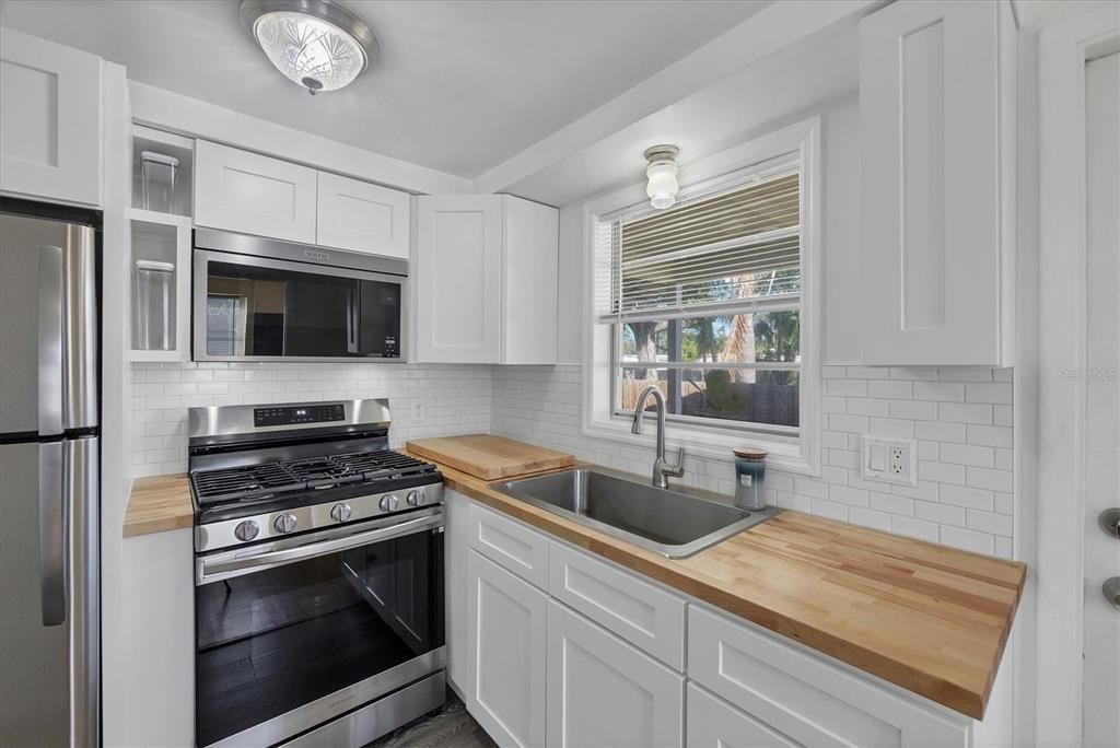 For Sale: $275,000 (2 beds, 1 baths, 829 Square Feet)