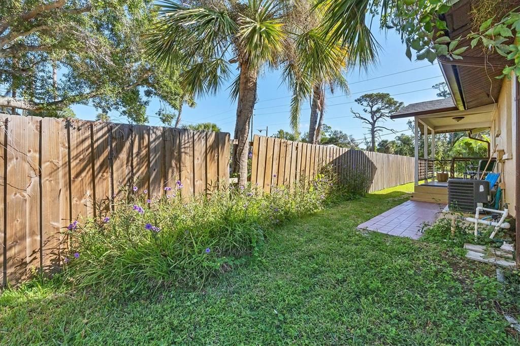 For Sale: $275,000 (2 beds, 1 baths, 829 Square Feet)