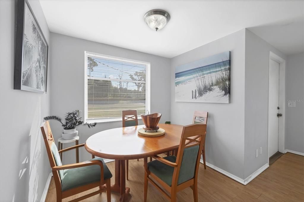 For Sale: $275,000 (2 beds, 1 baths, 829 Square Feet)