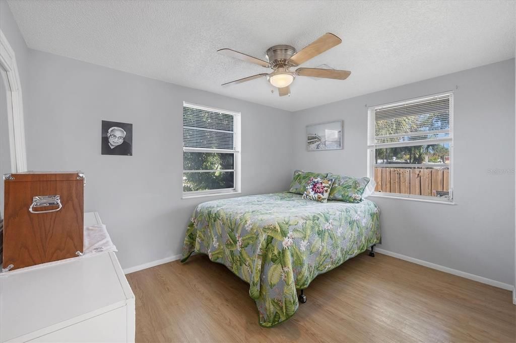 For Sale: $275,000 (2 beds, 1 baths, 829 Square Feet)