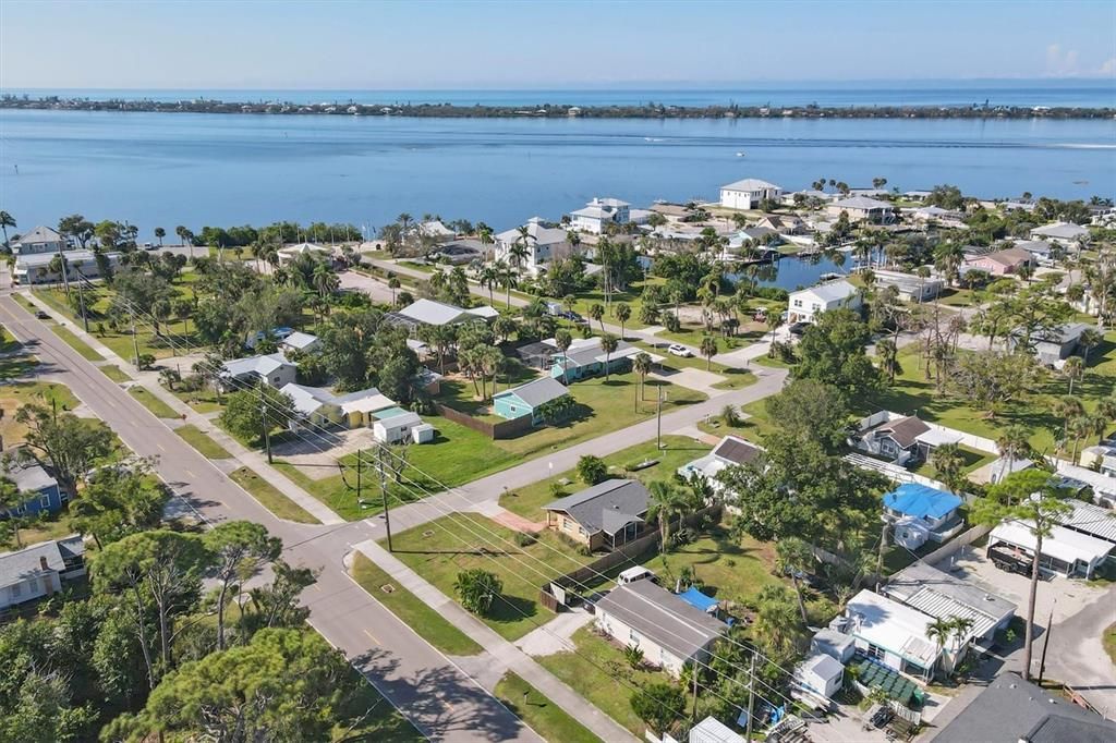 For Sale: $275,000 (2 beds, 1 baths, 829 Square Feet)