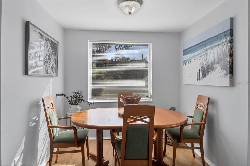 For Sale: $275,000 (2 beds, 1 baths, 829 Square Feet)