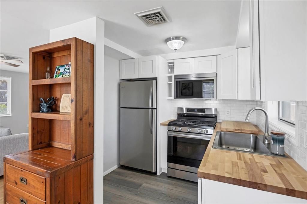 For Sale: $275,000 (2 beds, 1 baths, 829 Square Feet)