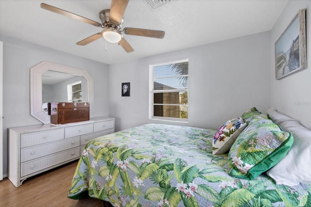 For Sale: $275,000 (2 beds, 1 baths, 829 Square Feet)