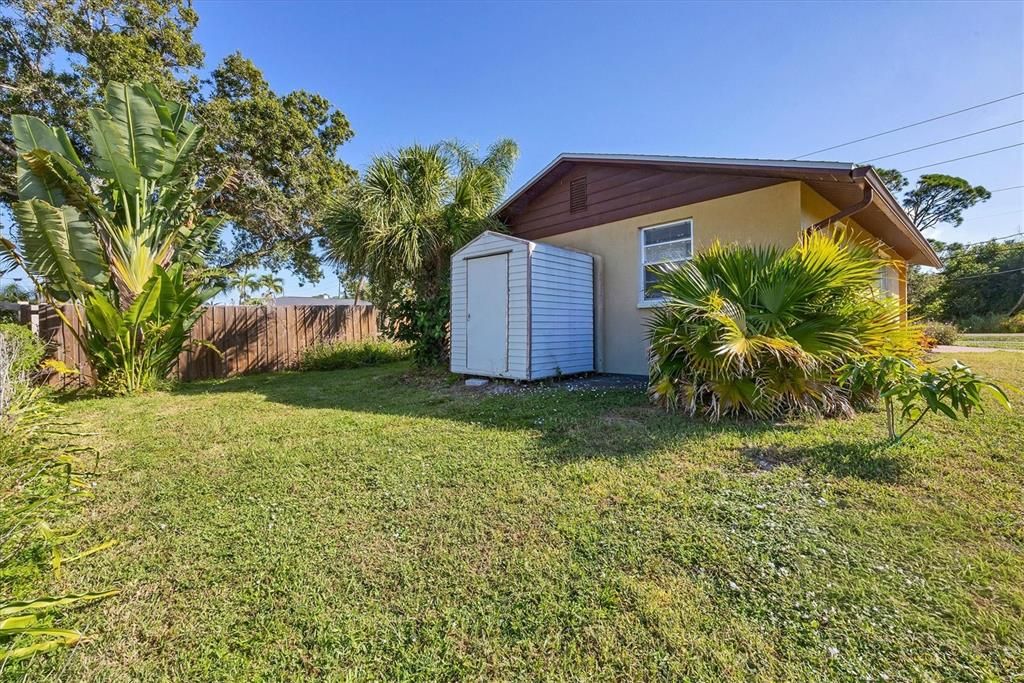 For Sale: $275,000 (2 beds, 1 baths, 829 Square Feet)