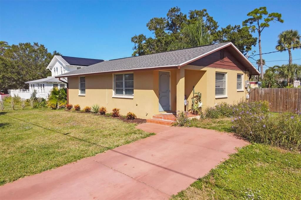 For Sale: $275,000 (2 beds, 1 baths, 829 Square Feet)