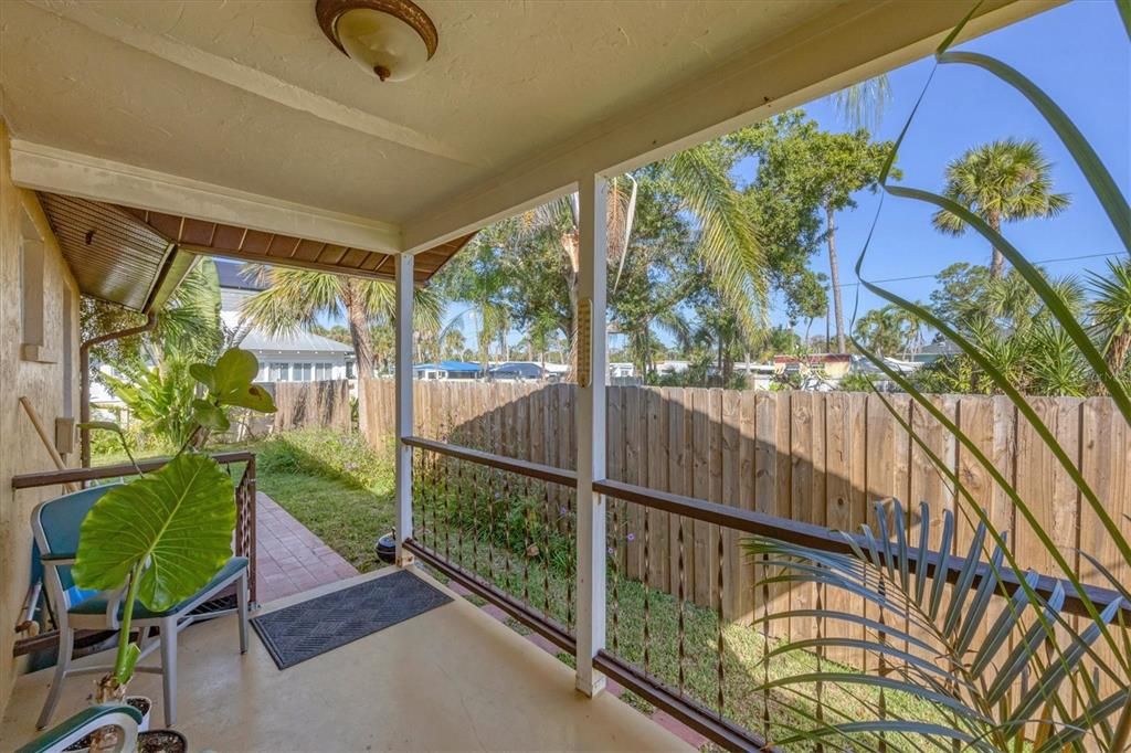 For Sale: $275,000 (2 beds, 1 baths, 829 Square Feet)