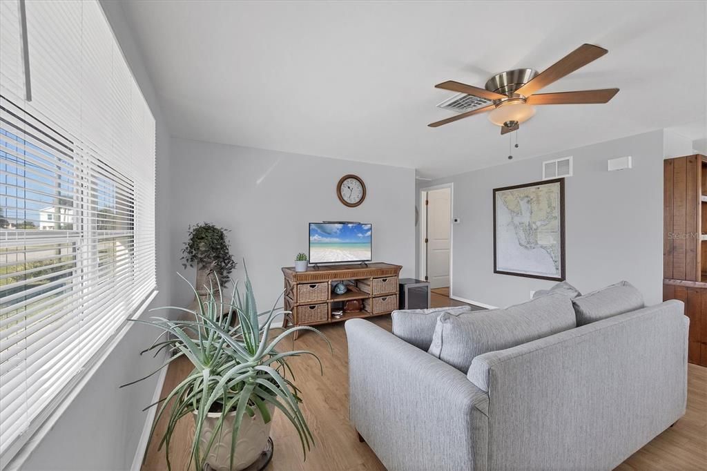 For Sale: $275,000 (2 beds, 1 baths, 829 Square Feet)