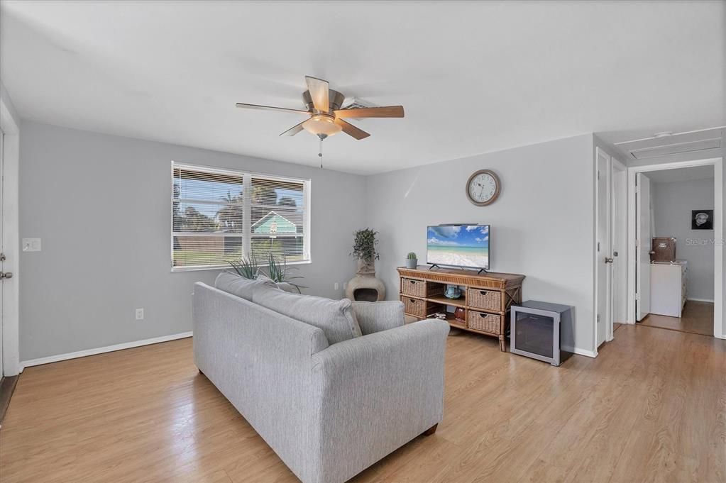 For Sale: $275,000 (2 beds, 1 baths, 829 Square Feet)