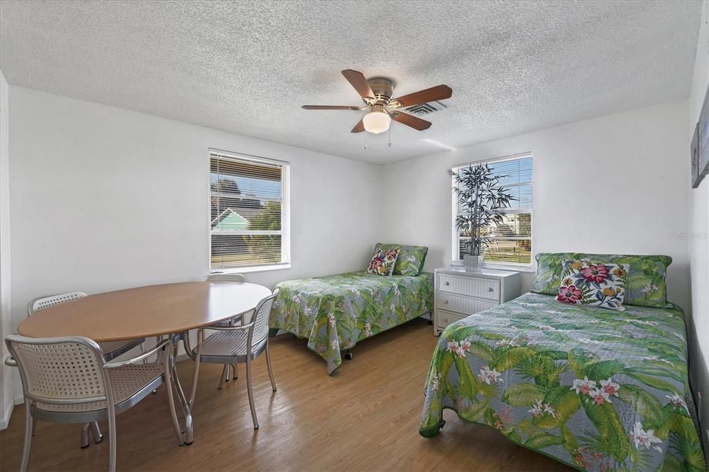 For Sale: $275,000 (2 beds, 1 baths, 829 Square Feet)