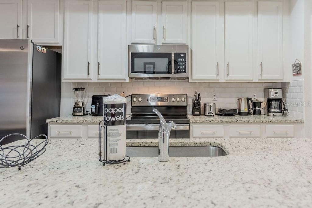 For Sale: $389,000 (4 beds, 3 baths, 1721 Square Feet)