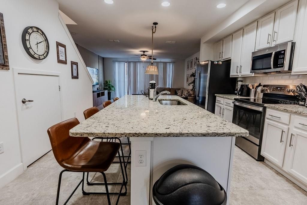 For Sale: $389,000 (4 beds, 3 baths, 1721 Square Feet)