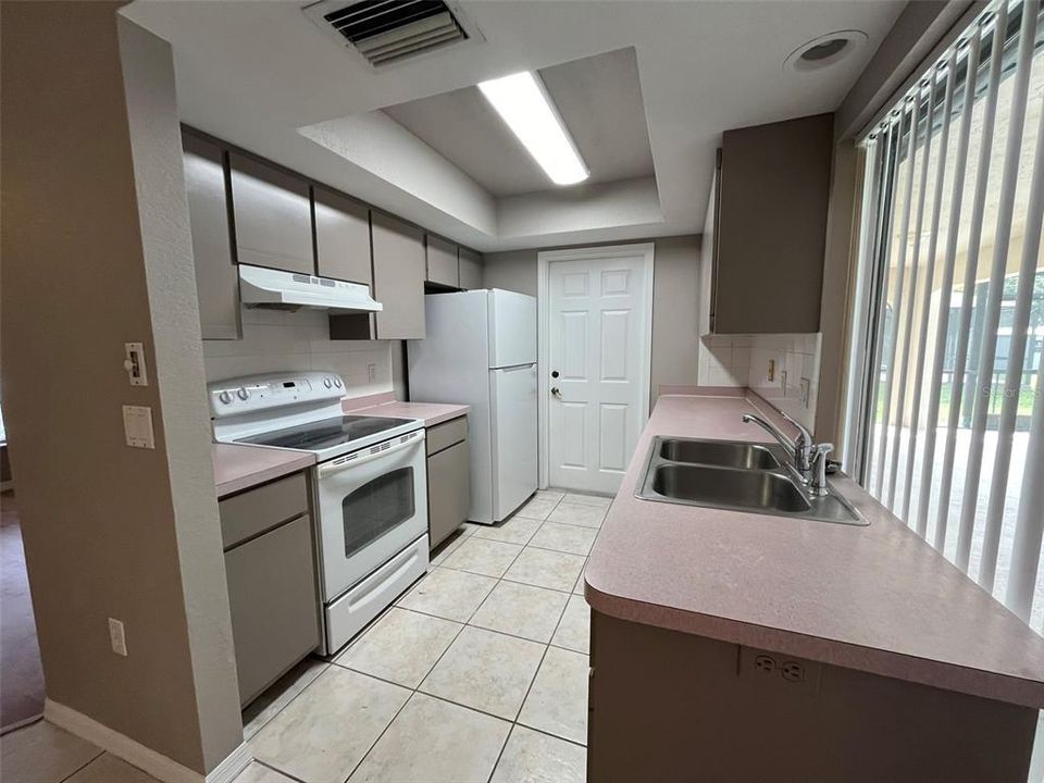 Activo con contrato: $1,675 (2 camas, 2 baños, 930 Pies cuadrados)