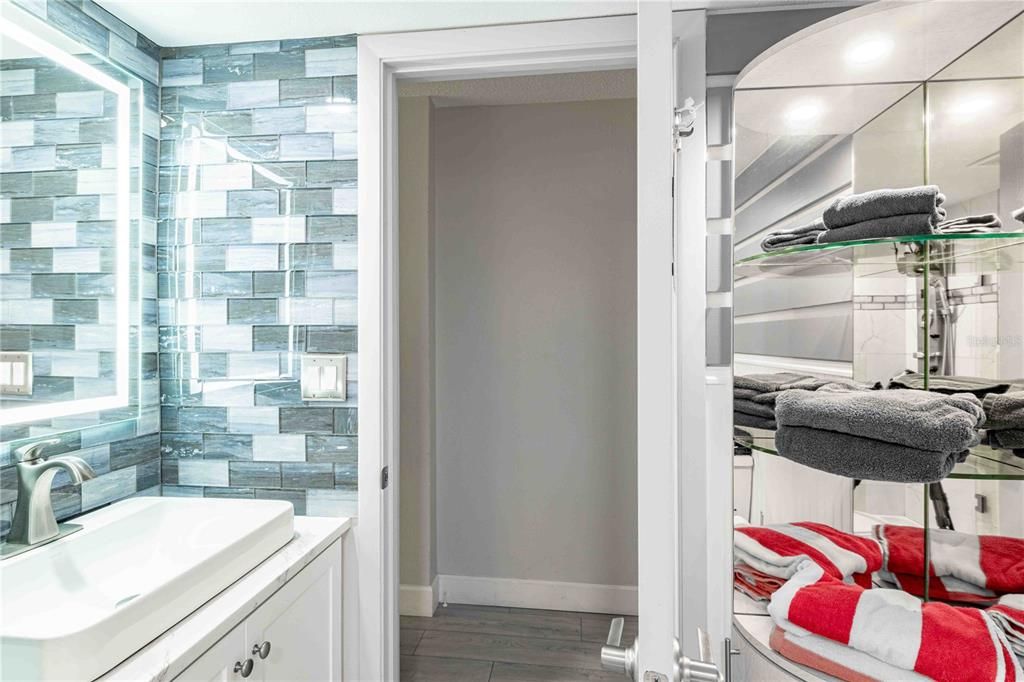 For Sale: $199,700 (2 beds, 2 baths, 793 Square Feet)