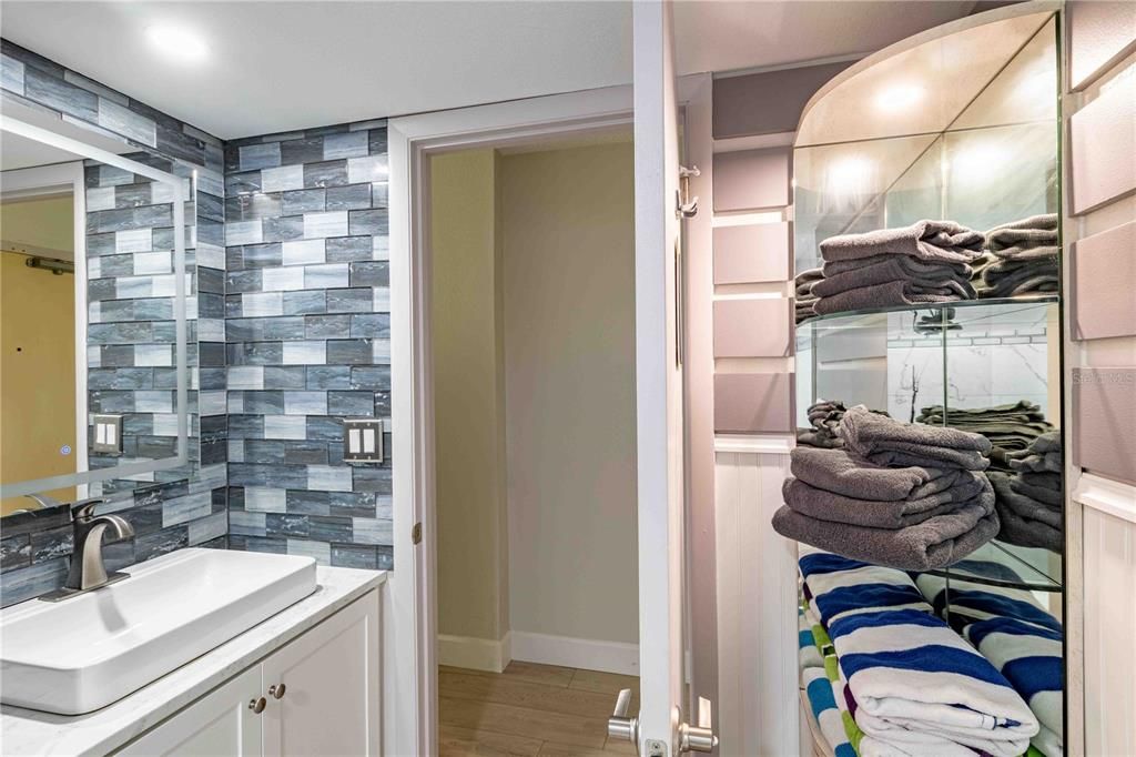 For Sale: $199,700 (2 beds, 2 baths, 793 Square Feet)