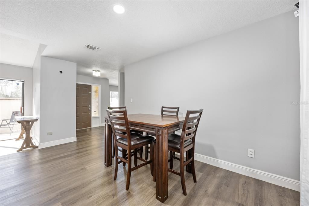 En Venta: $490,000 (4 camas, 2 baños, 1930 Pies cuadrados)