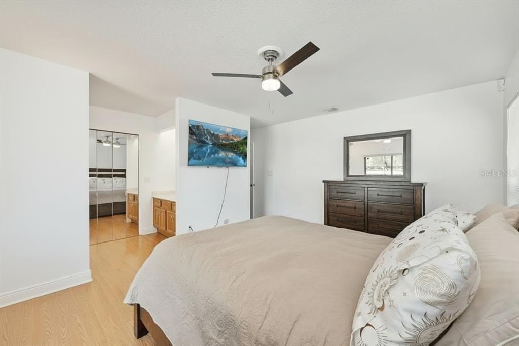 En Venta: $490,000 (4 camas, 2 baños, 1930 Pies cuadrados)