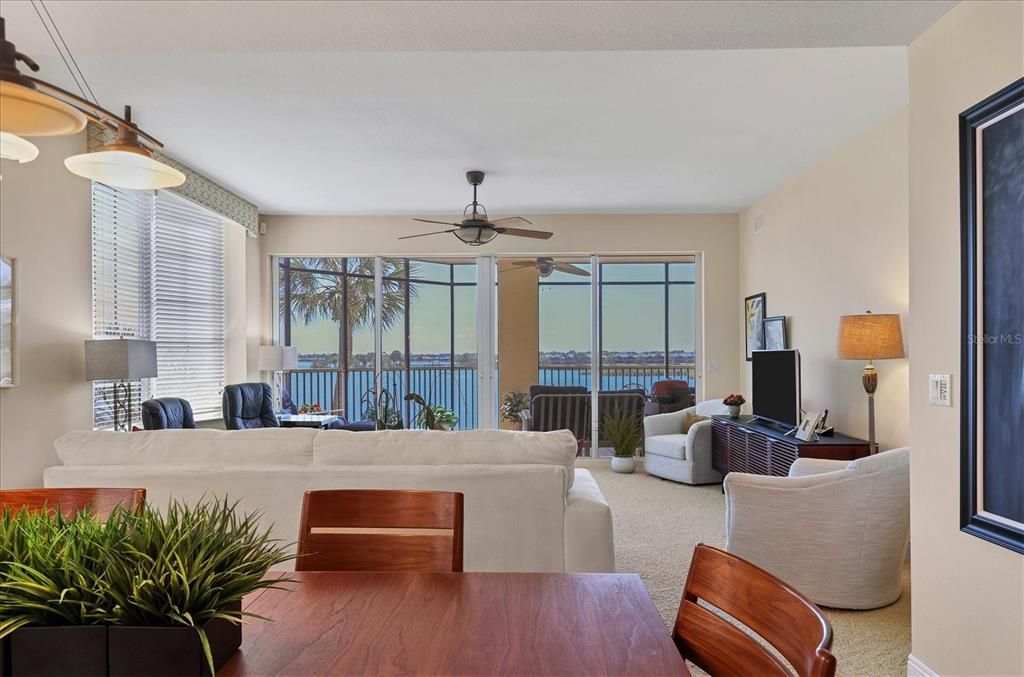 合同活跃: $679,900 (3 贝兹, 3 浴室, 2287 平方英尺)