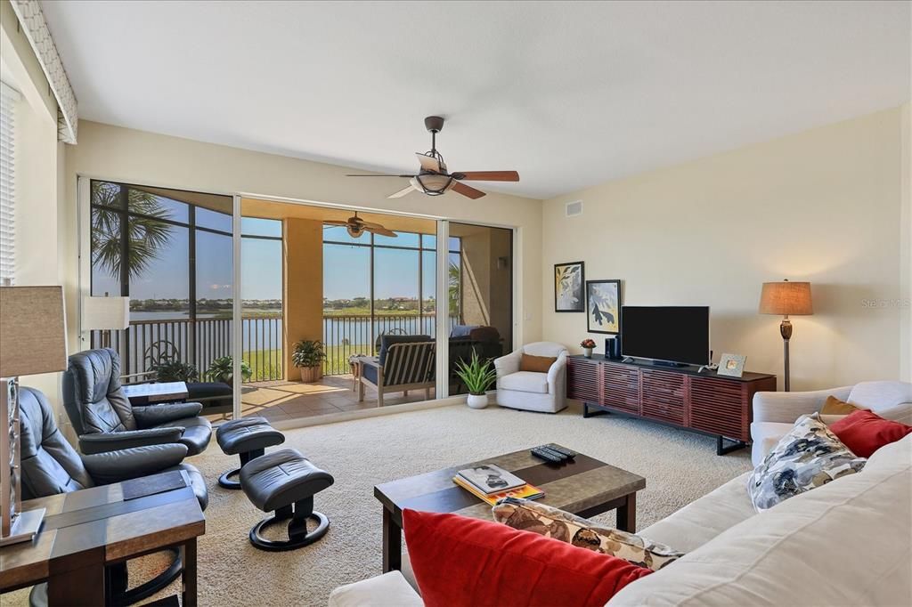 合同活跃: $679,900 (3 贝兹, 3 浴室, 2287 平方英尺)