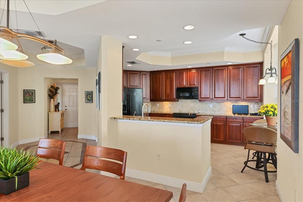 合同活跃: $679,900 (3 贝兹, 3 浴室, 2287 平方英尺)