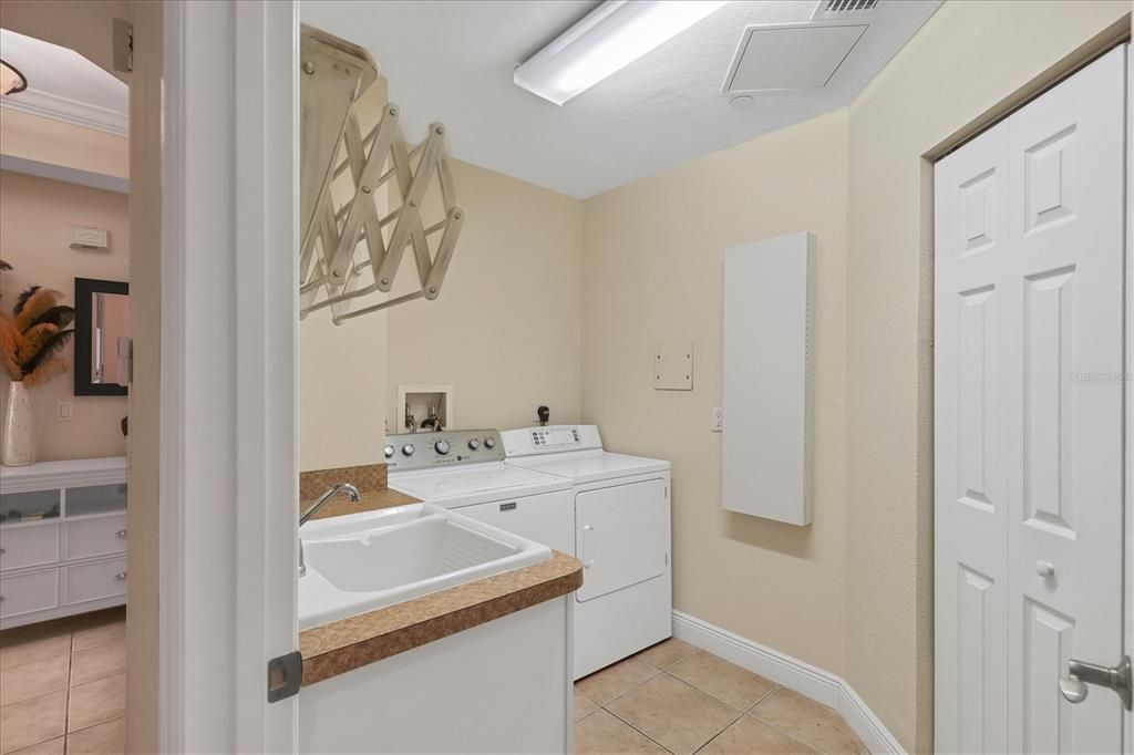 合同活跃: $679,900 (3 贝兹, 3 浴室, 2287 平方英尺)