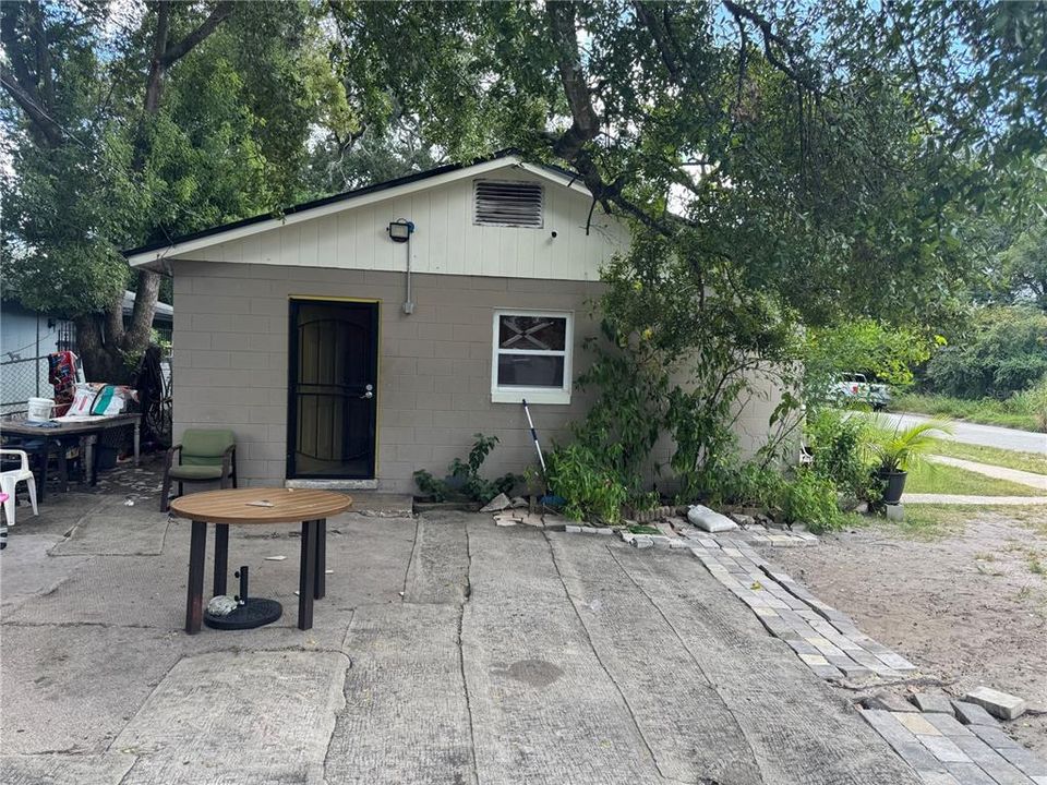 For Rent: $1,400 (2 beds, 1 baths, 1320 Square Feet)