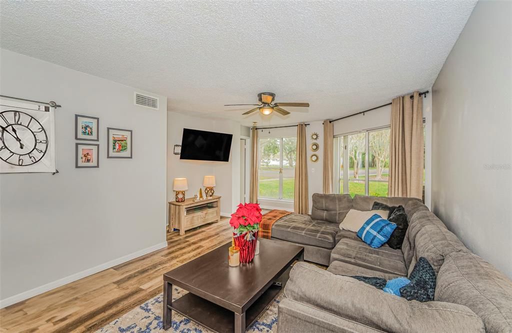 На продажу: $199,999 (2 спален, 2 ванн, 990 Квадратных фут)