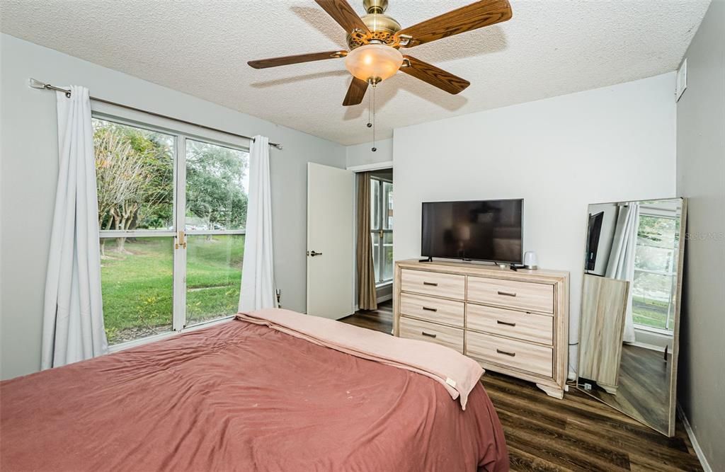 На продажу: $199,999 (2 спален, 2 ванн, 990 Квадратных фут)