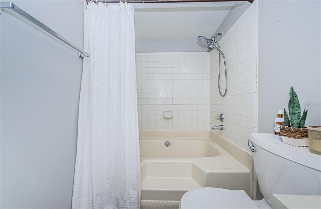 На продажу: $199,999 (2 спален, 2 ванн, 990 Квадратных фут)