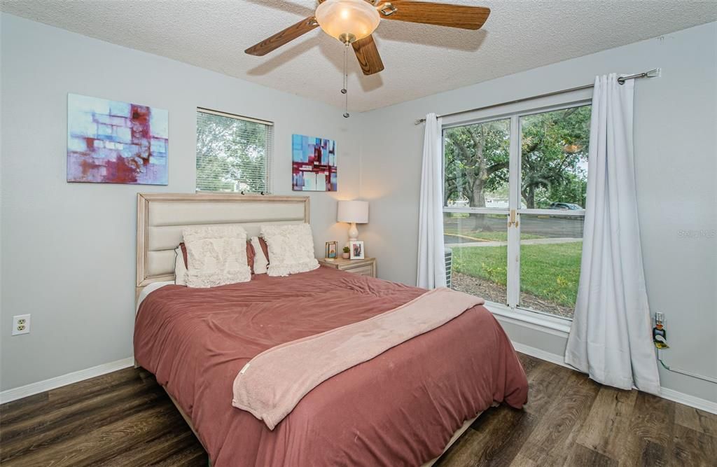 На продажу: $199,999 (2 спален, 2 ванн, 990 Квадратных фут)