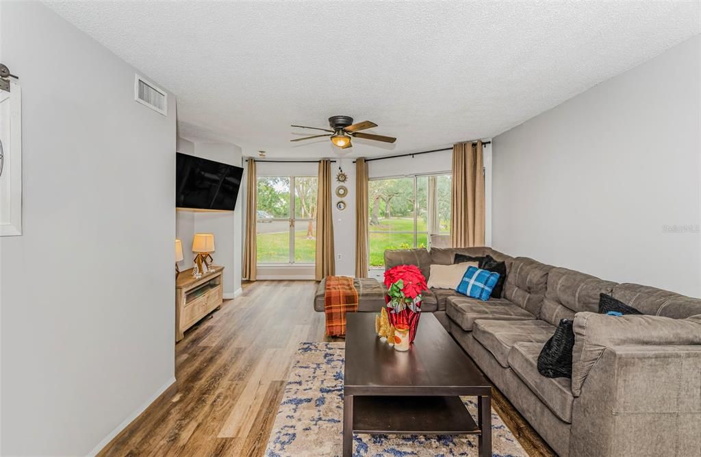 На продажу: $199,999 (2 спален, 2 ванн, 990 Квадратных фут)